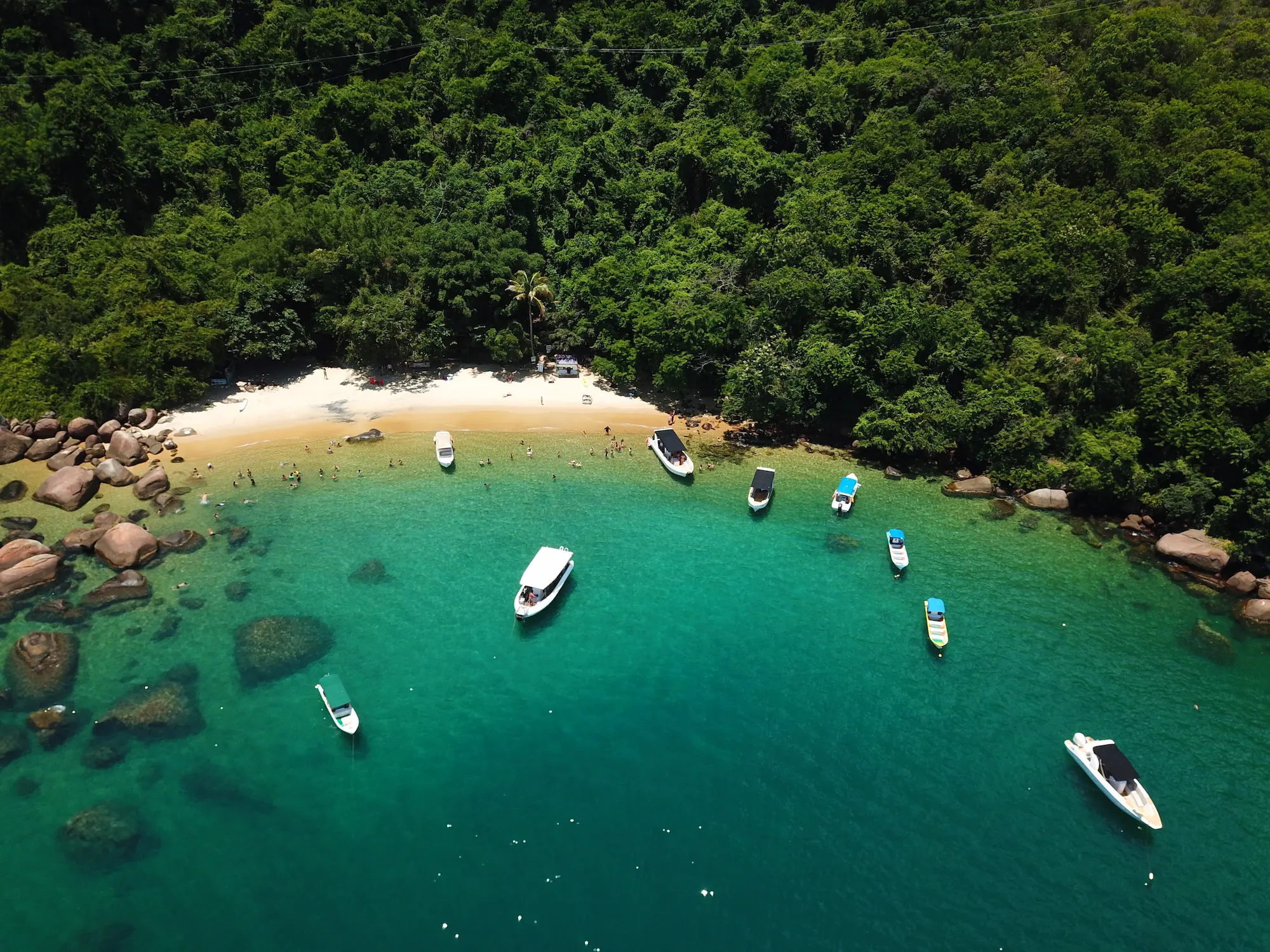 Praia da Feiticeira, parada do roteiro Meia-Volta